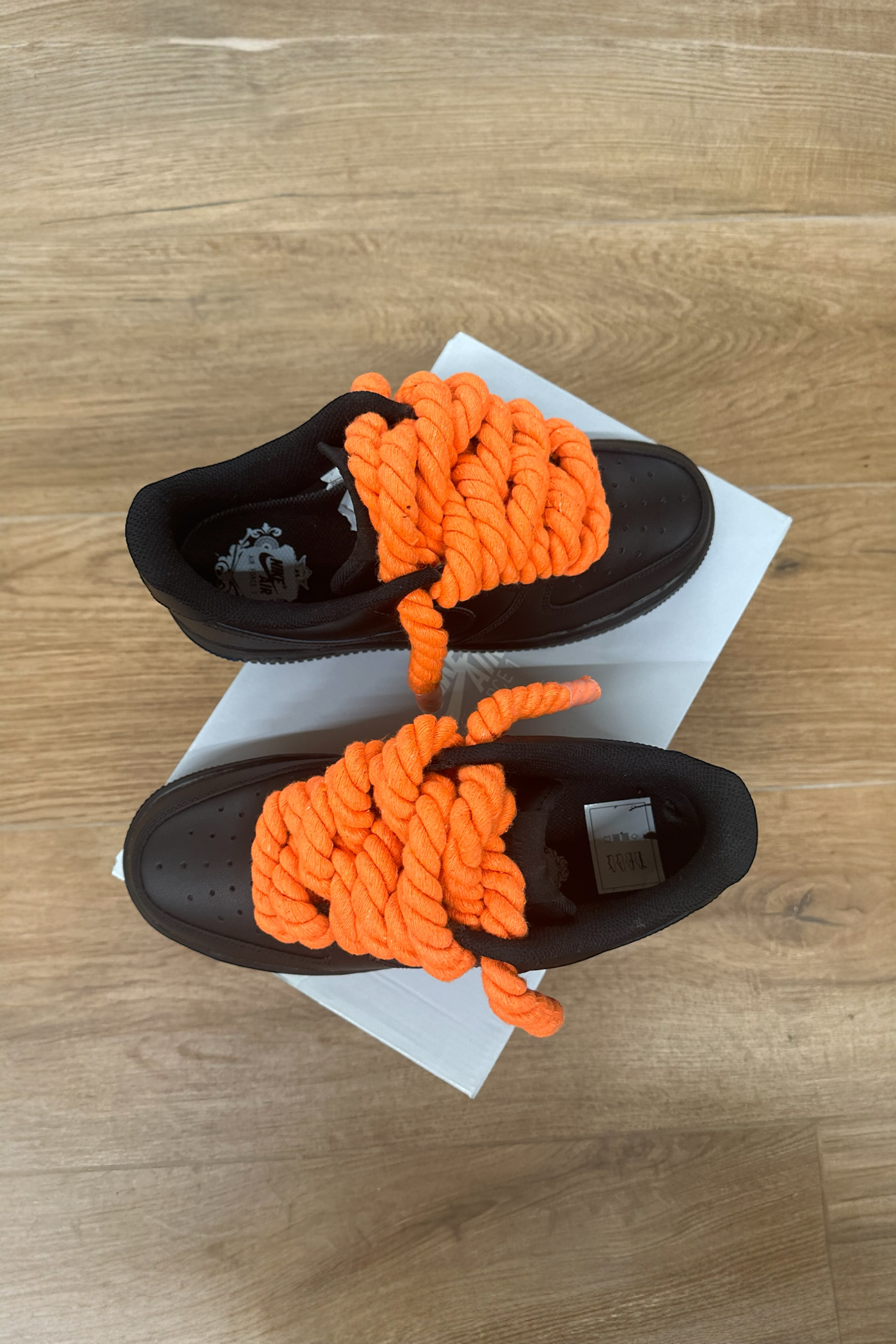 NIKE AIR FORCE 1 BLACK "ROPE LACES ORANGE" - Baba Store