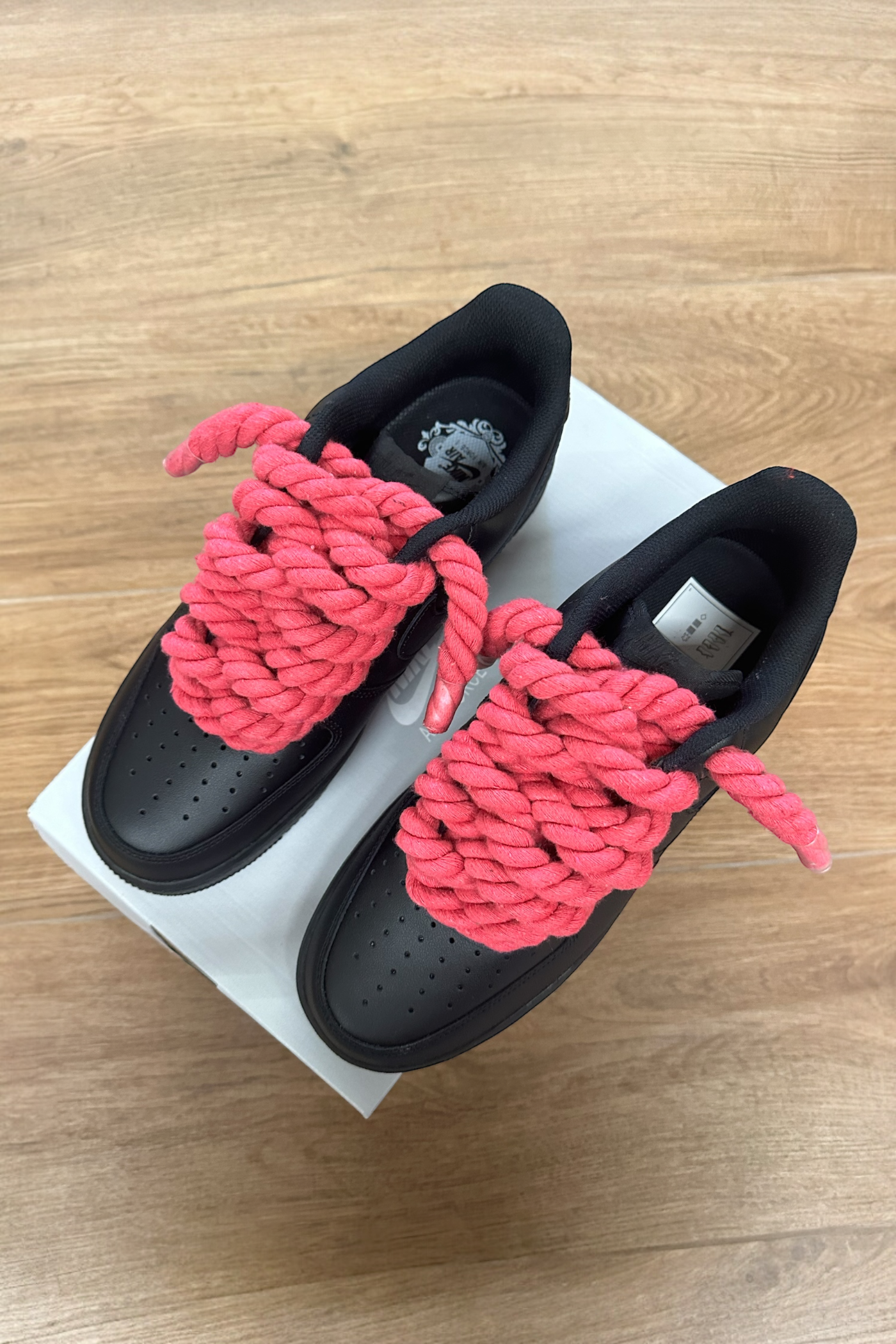 NIKE AIR FORCE 1 BLACK "ROPE LACES FUCSIA" - Baba Store